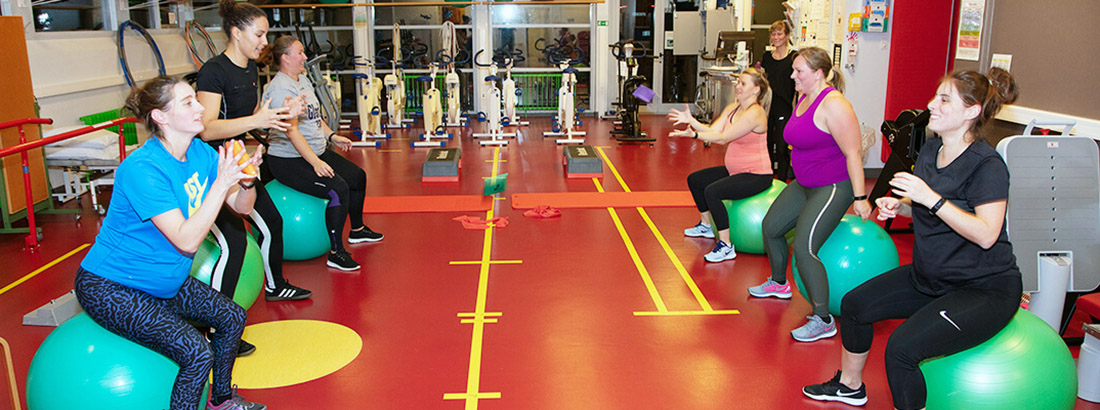 Gravide kvinder sidder på pilates bolde